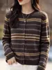Cardigã de malha Fair Isle feminino espesso, com um padrão retrô clássico, um suéter quente e confortável para uso casual e para o trabalho.