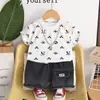 Conjunto de Verão para Meninos 2026 Novo Estilo Conjunto de Duas Peças de Manga Curta para Bebê Roupas Estilosas para Crianças de 1-2-3-5 Anos Tendência
