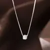 Colar Simples com Pingente Quadrado Único para Mulheres, Design Minimalista Fashionável Versátil, Geométrico Elegante de Luxo Leve de Nicho de Alta Qualidade Cubo de Açúcar