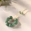 Intemperizado naturalmente Bricolaje degradado verde fresco y elegante arte entre los dedos del juego de texto mano pequeña giratoria neutral pintoresco caramelo amarillo leche