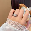 Anillo texturizado en forma de corazón para mujer, diseño único, anillo versátil, lujo ligero personalizado, sensación de alta gama, anillo para el dedo índice, forma pequeña de cubo de azúcar