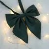 Pajarita de Color Sólido Jk Gabardina de Cuadros Pequeños Uniforme Escolar Traje de Marinero Raíz de Pluma Mango Largo Punta Inclinada Cuello de Pajarita Flor