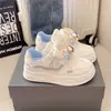 Zapatos transpirables de piel para niña, nuevo modelo de otoño 2026, zapatillas infantiles, zapatos deportivos casuales, zapatos blancos para niña de suela suave