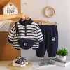 2026 Nuevo Conjunto de Ropa de Otoño para Niños Bolso Cruzado Rayado Forma de B Set de Dos Piezas de Manga Larga Elegante para Niños Primavera y Otoño Venta al por Mayor