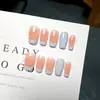 Uñas postizas estilo francés en rosa nude con bordes blancos y lunares verdes, sencillas y frescas, estilo ins, uñas cortas para mujeres profesionales, con un toque de alta gama