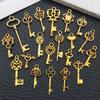 Mezcla de 20 colgantes de aleación con forma de trébol de cuatro hojas con forma de llave de amor de oro antiguo retro hechos a mano, accesorios de joyería DIY al por mayor