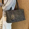 Bolsa tote de ombro único vintage de outono para o dia a dia, grande capacidade, modelo novo, toque de luxo leve, bolsa feminina requintada com estampa de leopardo 2026