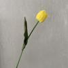 High-end Light Luxury PU Tulip Único Cinza Artificial Flor Falsa Sala de Estar Ornamentos de Mesa de Jantar Arranjo de Flores Buquê de Flores segurando flor
