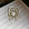 Broche Flor de Letra com Pérolas Cravejadas de Diamante, Estilo de Luxo Leve e de Alta Qualidade, Design Versátil, Acessório de Roupa da Moda