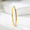 Anel de zircônia cristal micro-cravado de luxo leve, anel de aço inoxidável bicolor branco e verde, lavagem de mãos feminina sem desbotar, atacado de fábrica