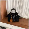 Bolso de diseño único para mujer, nuevo bolso cubo retro estilo coreano de ante, elegante bolso de hombro y bolso cruzado
