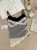 Camisola estilo retrô com poás e renda nas costas, de duas peças falsas com bojos, projetada para ser usada como peça externa e criar um efeito emagrecedor.