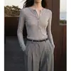 Nova camiseta lisa de gola redonda para o início do outono de 2026 para mulheres, com um design único, corte justo, top casual e versátil
