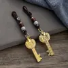 Colgante de llave de bóveda abierta con lingote de pez doble del zodíaco de imitación de latón, colgante de cuerda de nube auspiciosa de los doce zodíacos, venta al por mayor