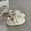 Zapatillas blancas de moda, con un estilo postapocalíptico, diseño de zapatilla de entrenamiento alemana y un look retro, casual y versátil para mujer, nueva colección otoño 2026