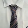 Corbata de marca roja azul dorada con el mismo estilo, estilo clásico jk/dk campus h clásico imbatible, recomendado por el gerente