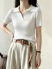 Camiseta de malha branca com gola polo estilo francês de manga curta para mulheres, estilo verão old money, slim fit, ombro formal, top elegante, leve