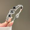 Pulsera de Acero de Titanio Yunyao Trébol de Cuatro Hojas Cielo Estrellado Cintura Delgada para Mujer, Diseño de Nicho de Alta Gama, No se Desvanece, Moderno, Venta al por Mayor Transfronteriza