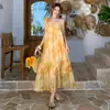 Vestido único e bonito estilo francês, estilo resort de Yunnan Dali, com uma estampa degradê deslumbrante e atmosférica e design de alça fina em linha A