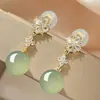 Novos Brincos de Tarraxa Estilo Chinês Imitação de Jade Hetian 2026 Novo Estilo Quente Punhos de Orelha com Franjas Brincos Longos Ornamentos de Orelha Retrô de Jade para Mulheres