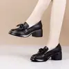 Mocassins femininos de couro macio para mães, novo modelo outono 2026, salto grosso, salto integrado, bico redondo, laço, mocassins casuais para mães