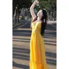 Vestido lencero amarillo de cuello en V, estilo playero, suave y elegante, un vestido largo especial que ciñe la cintura para el verano de 2026