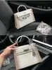 Bolsa Kelly Estilo Crocodilo Retrô Europeia e Americana, Bolsa Feminina de Ombro Único Transversal de Alta Qualidade, Bolsa de Mão da Moda Leve de Luxo para Mulheres Venda por Atacado