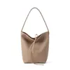 Bolsa de Axila Novo Estilo Feminina Grande Capacidade Estilo Preguiçoso Bolsa de Ombro Feminina Bolsa de Couro Genuíno Feminina Bolsa Balde Portátil de Alto Nível
