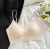Sutiã gelado, respirável e confortável com design de costas cruzadas, apresentando bojo embutido para suporte e tecido respirável e amigo da pele, perfeito para seios pequenos e para criar uma bela silhueta nas costas.