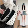 Sapatos Femininos Retro Quadrados de Bico com Bolinhas Pretas 2026 Outono Novo Estilo Francês Rasteirinhas Baixas Sapatos Mary Jane