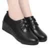 Zapatos de piel para mujer para madres, otoño 2026, zapatos slip-on estilosos con plataforma y tacón de cuña para mujeres de mediana edad y mayores