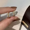 Brincos de zircônia em formato de trevo de quatro folhas de luxo para mulheres, argolas florais requintadas cravejadas de mini diamantes, versáteis para o uso diário, pequenos brincos que não desbotam