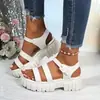 Sapatos femininos de tira dupla com sola macia, novo modelo 2026, sandálias de sola grossa com fivela preta, fornecedor de sola plataforma para comércio exterior, oferta especial bico aberto