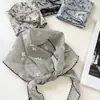 Pañuelo de seda triangular con estampado floral a rayas para mujer, accesorio diario estilo coreano, pañuelo para la cabeza, bufanda de seda artística de alta gama