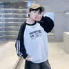 Tallas Medianas y Grandes para Niños 2026 Nuevo Estilo Americano Manga de Retazos a Rayas Cuello Redondo Sudadera con Estampado de Letras Otoño Casual Atractivo