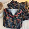 Pijama de estilo retro con estampado de oso a cuadros para niñas, conjunto de dos piezas de manga larga y pantalón largo para primavera y otoño, alto valor estético, se puede usar fuera como ropa de casa