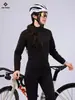 La fábrica XINTOWN procesa chaquetas de forro polar compuesto para invierno, chaquetas cortavientos y resistentes al frío, ropa de ciclismo de manga larga y prendas repelentes al agua.