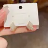 Pendientes plegables de aro completo con incrustaciones de diamantes y pasador de plata s925, tachuelas geométricas con perla abombada, tono frío, realza la tez, pendientes elegantes para el lugar de trabajo para mujer