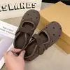 Sapatos Mary Jane para mulheres, estilo moderno 2026, apresentando um pequeno design inspirado na Chanel, estampa de bolinhas, novo design de bico fino e um estilo retro de uma tira só.