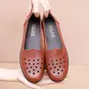 Sandalias de Mujer Verano Transpirables Moda Huecas Zapatos de Cuero Suela Suave Antideslizantes Planas Zapatos para Mujeres de Mediana Edad Zapatos con Agujeros para Personas Mayores