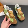 Atacado transfronteiriço de sapatos femininos: 2026 novos estilos de tênis esportivos, tênis casuais para corrida, tênis de treino alemães respiráveis e versáteis, tênis estilo Forrest Gump e tênis brancos