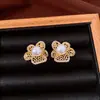 Brincos Versáteis de Zircônia Pérola Oca Pétala de Luxo Leve Transfronteiriços para Mulheres, Brincos Exquisitos de Design Único de Nicho Atacado