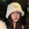 Sombrero de Pescador Mujer Invierno 2024 Nuevo con forro polar Cálido Blanco Mao Mao Coreano Combinable Liso Sombrero de Cubo Moderno