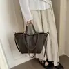 Bolsa de mano casual de nicho de verano para mujer, nuevo modelo 2026, bolsa de mano de gran capacidad, versátil para el trabajo, bandolera para el hombro