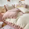Juego de Ropa de Cama de Terciopelo de Leche Estilo Princesa Cuatro Piezas Invierno Terciopelo Coral Cálido Espesado Funda de Edredón de Terciopelo Doble Cara Suministros Otoño Invierno