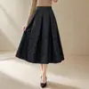 Saia evasê estampada em relevo estilo europeu e americano, saia midi de cintura alta em linha A, design levemente bufante para acentuar a cintura e afinar os quadris, saia jacquard com padrão intrincado para mulheres