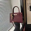 Bolso de mano de alta gama vintage repujado para mujer, nuevo bolso tote de moda 2026, bolso de hombro versátil para el día a día, bolso cruzado, transfronterizo