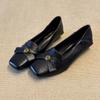 Sapatos de Salto Baixo Femininos Estilo Britânico Camélia para o Dia a Dia em Couro Sintético com Laço Retro Slip-On