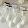 Calcetines de mujer colección otoño, blancos, con puño de canalé doble, calcetines de media caña casuales y deportivos, absorbentes del sudor y transpirables, adecuados para viajes de negocios, viajes y uso diario.