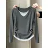Camiseta feminina de algodão puro com manga longa e decote V, design de peça dupla falsa, moda versátil, modelagem slim, afina a cintura, peça básica para outono